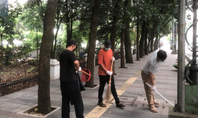 Komunitas Free Runners Bandung menjalankan sanksi sosial bersih-bersih kawasan Balai Kota Bandung/Foto: Satpol PP Kota Bandung